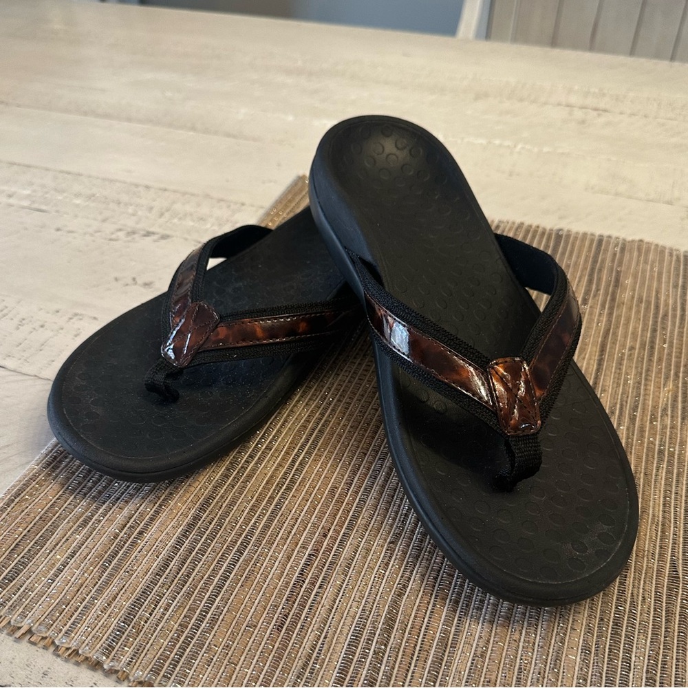 Vionic Tide- size 8 Black & Brown/tortoise flip flop Sandals